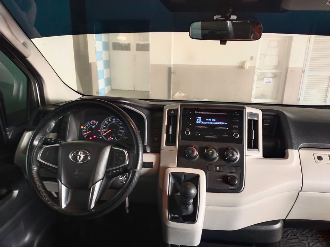 Beyaz Toyota Hiace 13 Seater Bus 3.5L 2023